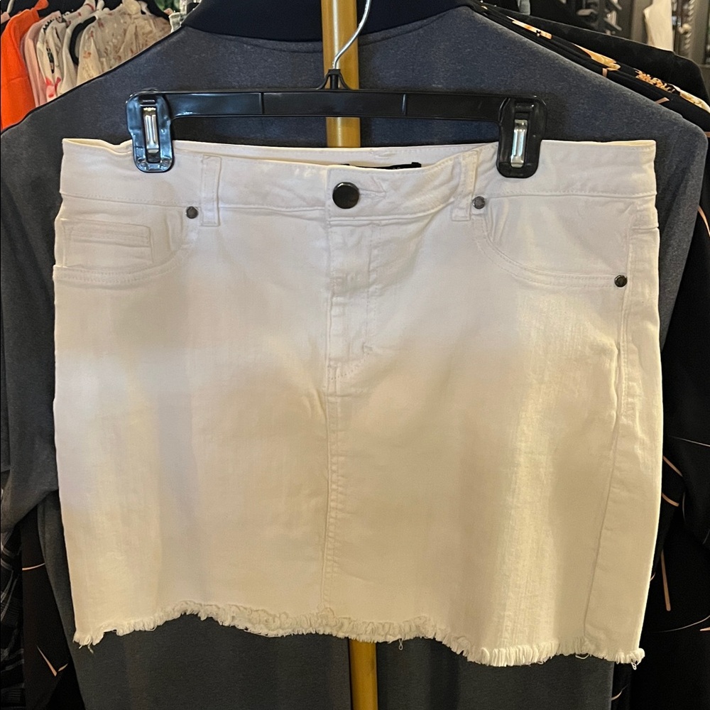 1822 Denim White Mini Skirt